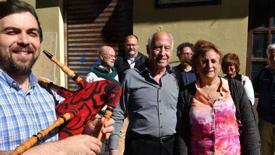 Los nietos de Santiago Iglesias Pantín, Manuel y Haydee, junto a la placa colocada en la casa en la que se crió. Detrás, representantes de la Comisión por la Recuperación de la Memoria Histórica y las parejas de los hermanos.