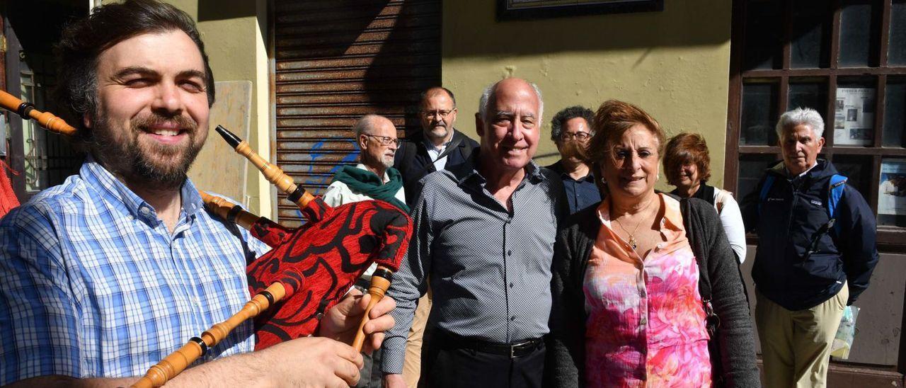 Los nietos de Santiago Iglesias Pantín, Manuel y Haydee, junto a la placa colocada en la casa en la que se crió. Detrás, representantes de la Comisión por la Recuperación de la Memoria Histórica y las parejas de los hermanos.