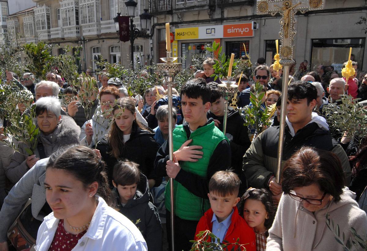 Como cada año, la borriquita despertó gran interés entre los feligreses de A Estrada
