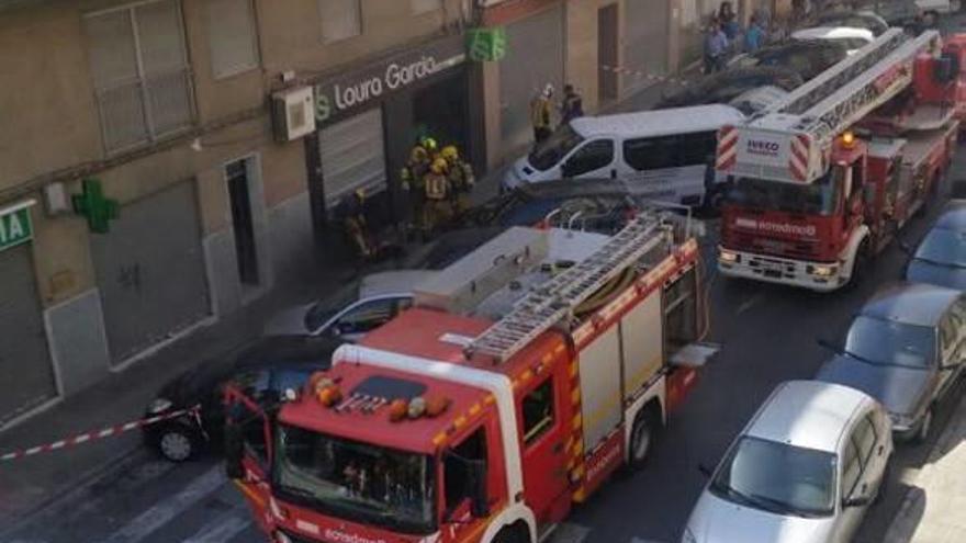 Un momento de la intervención de los bomberos en el local siniestrado.