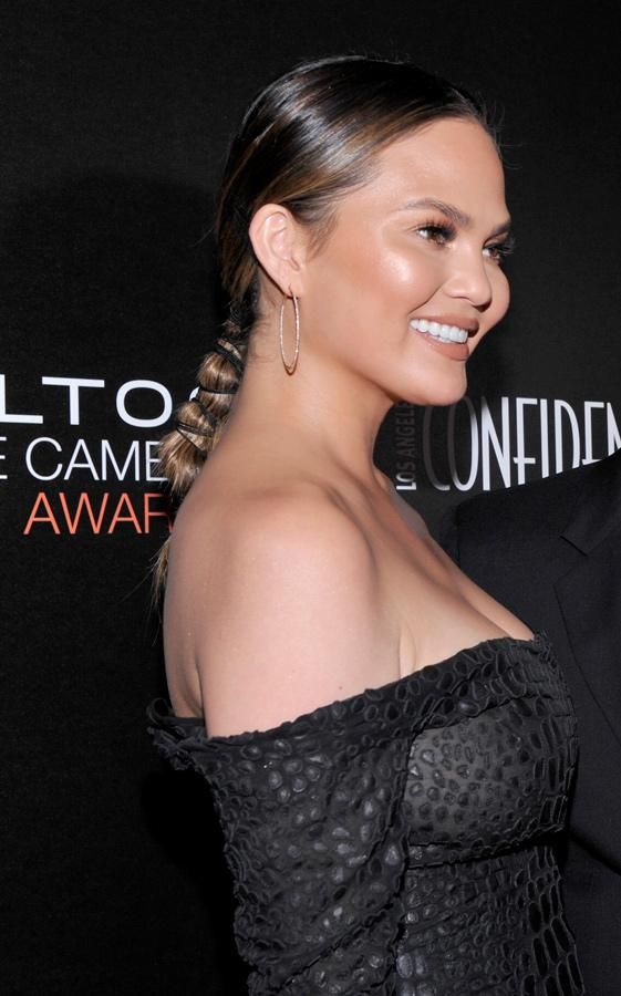 Cambios de look de Chrissy Teigen: recogido bajo con reflejos