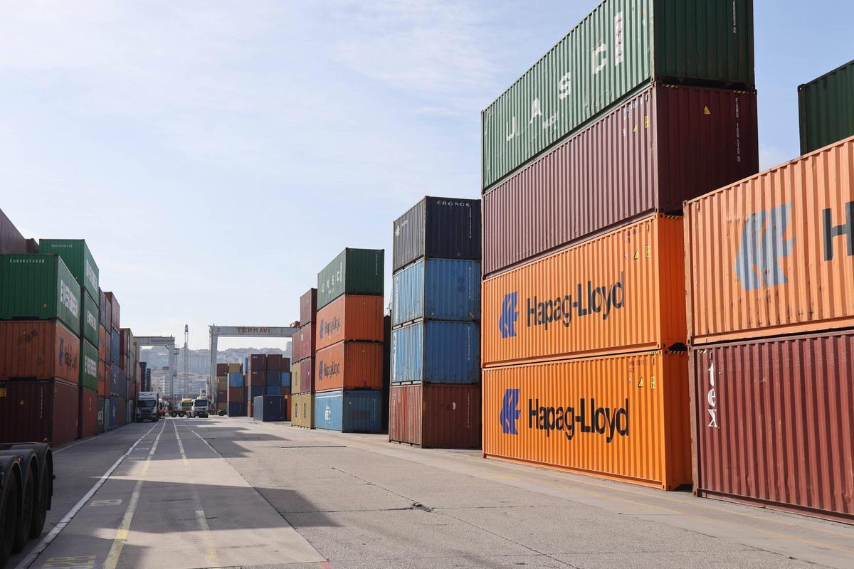 Contenedores apilados en la terminal de contenedores de Termavi, en Guixar.