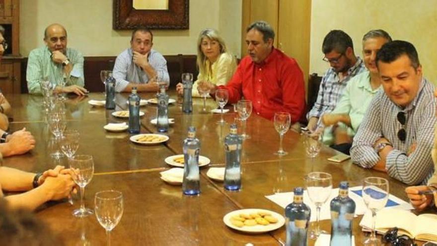 La popular Sánchez Zaplana, ayer, durante el encuentro con presidentes de entidades festeras de Alicante.
