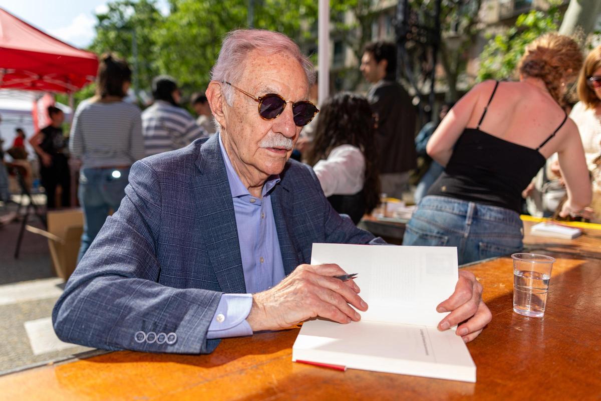 El escritor Eduardo Mendoza firma ejemplares de su libro.