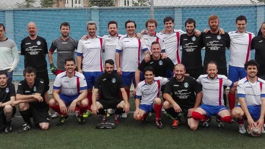 Las peñas Frixuelos y Otero, tras la final del torneo.