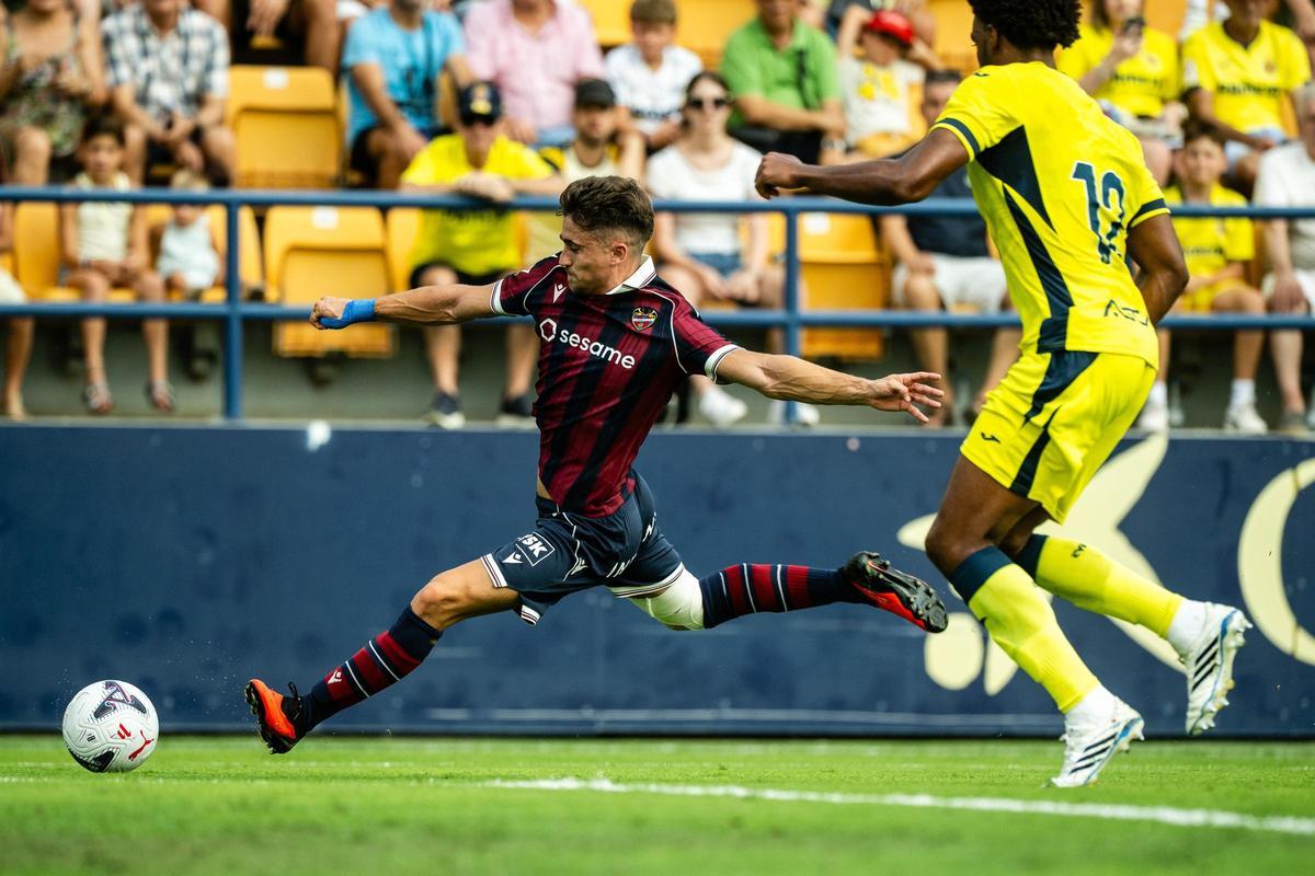 Iván Romero chutando en el partido ante el Villarreal CF