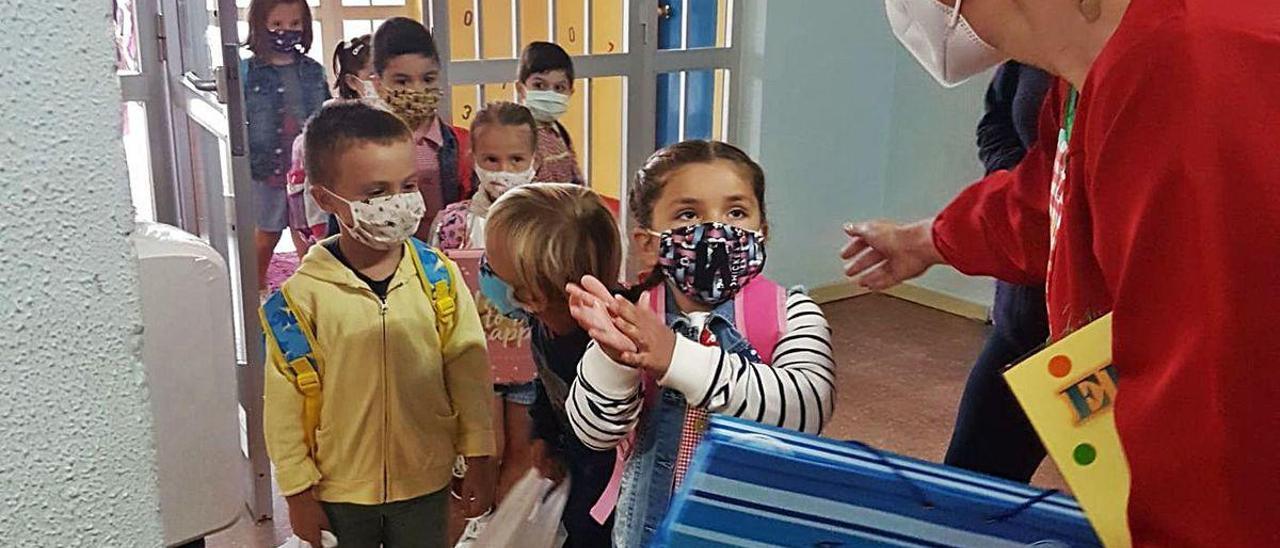 Aquilina Cortina enseña a los niños de la clase de 5 años B a limpiarse las manos.