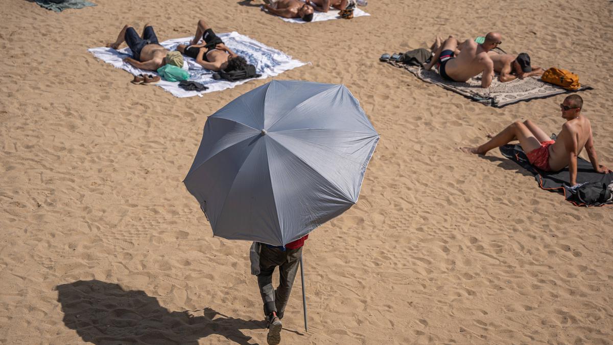 Barcelona. 268/07/2024. Barcelona. Ola de calor en Barcelona. AUTOR: Marc Asensio REDACTOR: Bernat Gasulla agua, Barcelona, calor, Catalunya, clima, ducha, España, ola de calor, playa, temperatura, termómetro, verano