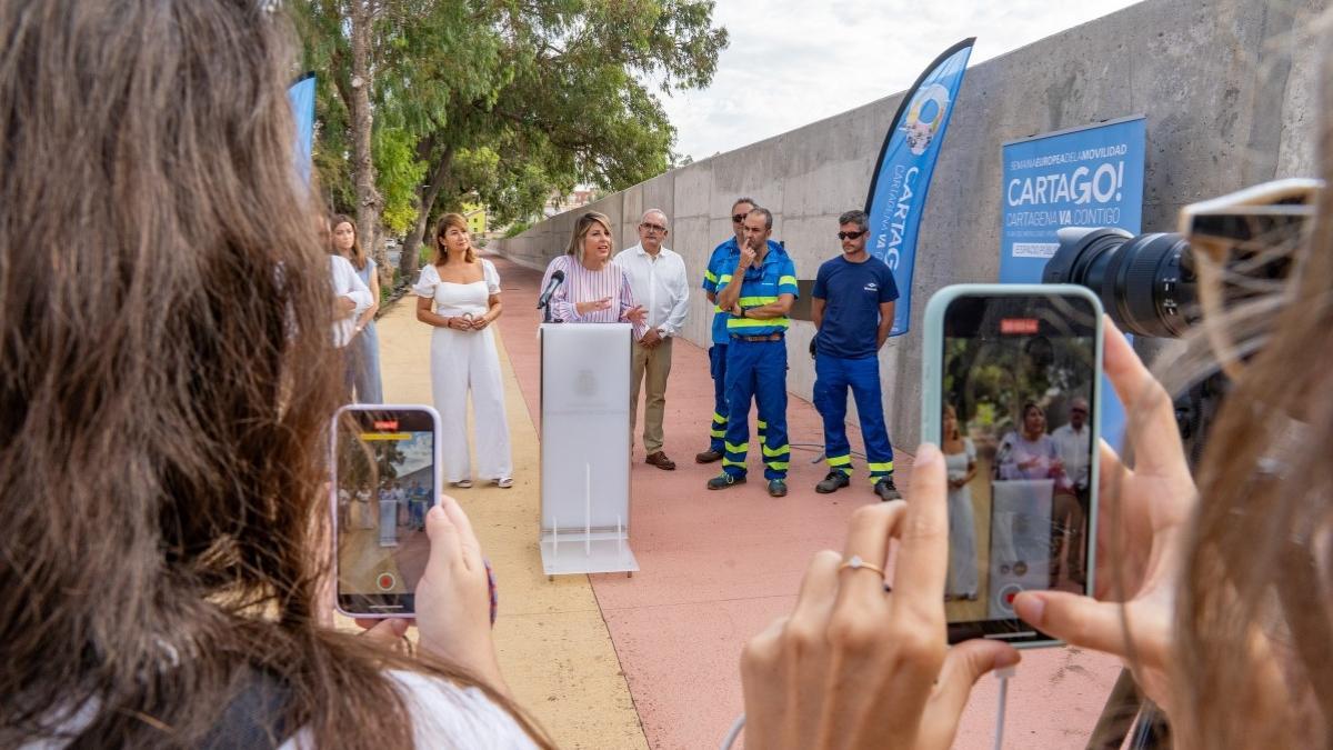 Visita municipal para comprobar el estado de las obras del Espacio Algameca, junto a la Rambla de Benipila.