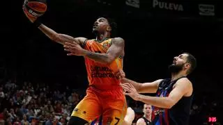 El Valencia Basket ofrece su versión más sólida para tumbar al Barça (84-83)