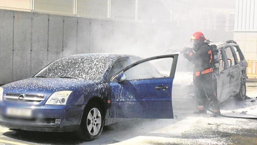 Arden por sorpresa dos coches en una empresa cerámica de Onda