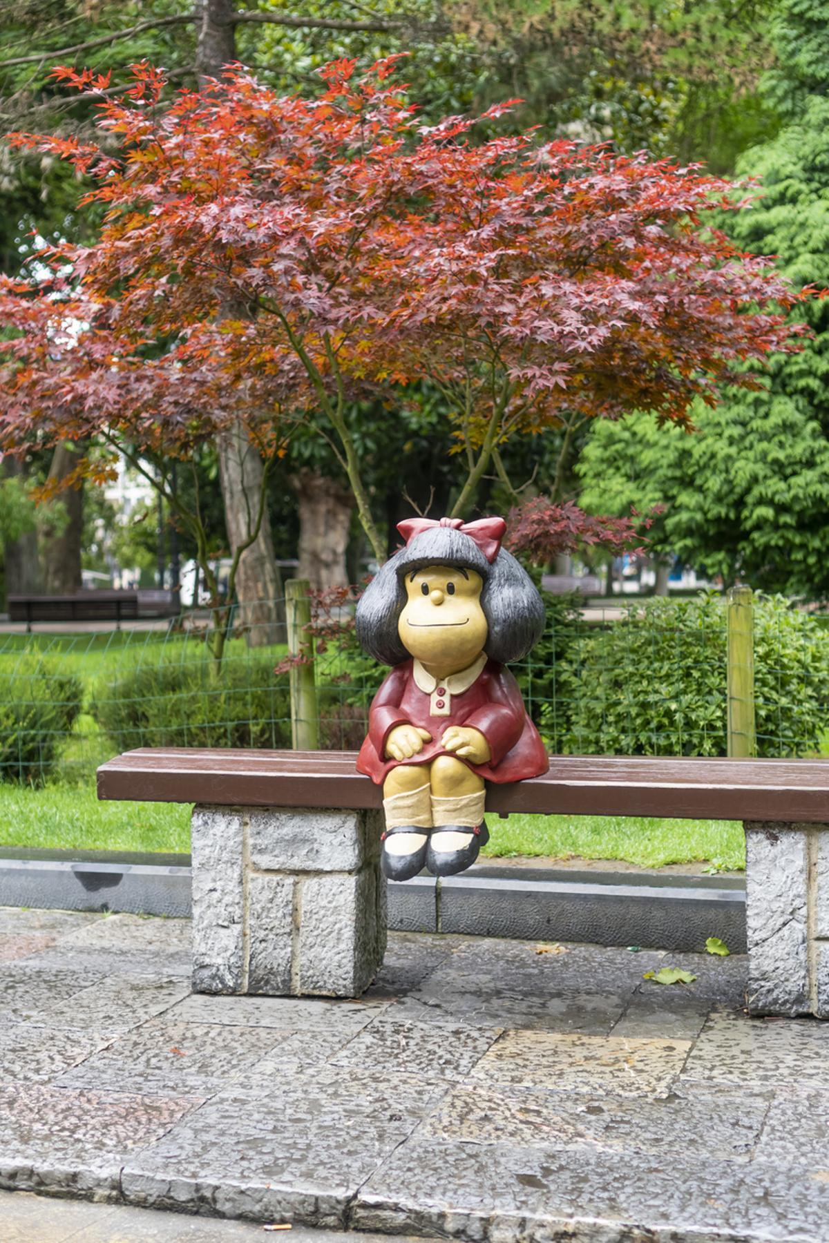 Estatua de una niña Mafalda en el Parque San Francisco