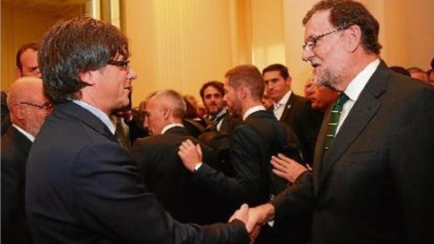 Els presidents  Carles Puigdemont i Mariano Rajoy se saluden a Porto