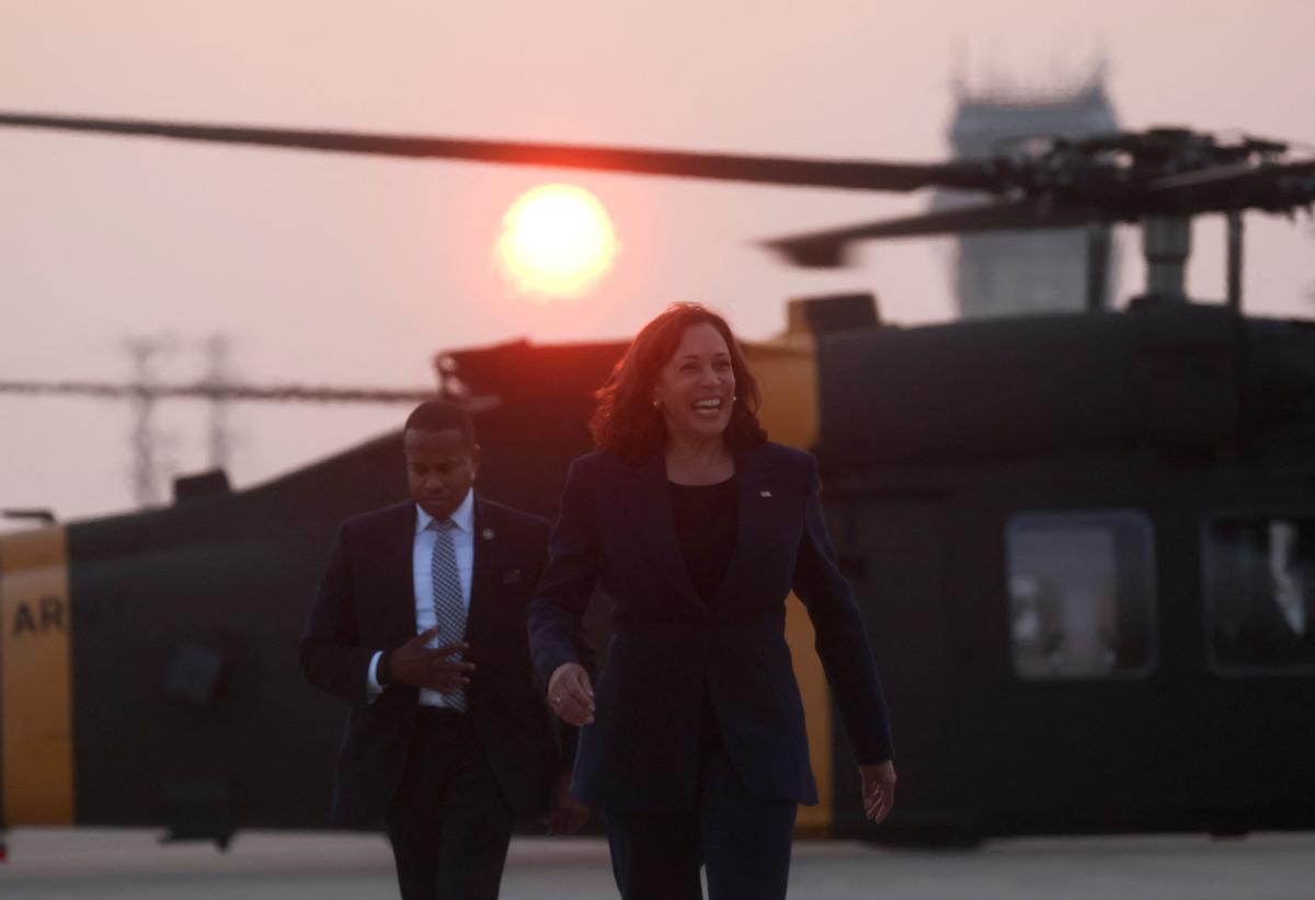 La vicepresidenta de EE. UU., Kamala Harris, se encuentra en un puesto de observación militar mientras visita la zona desmilitarizada (DMZ) que separa Corea del Norte y Corea del Sur, en Panmunjom el 29 de septiembre de 2022