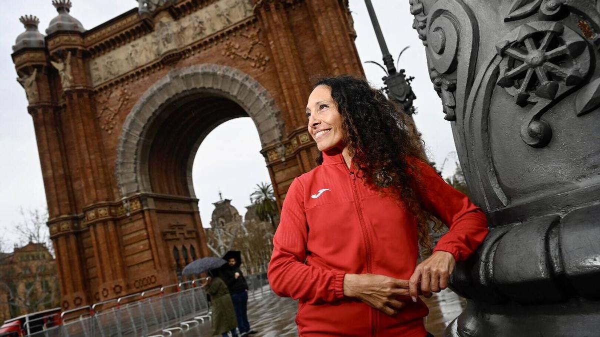 La atleta Stella Beazzutti, este viernes junto al Arc del Triomf.