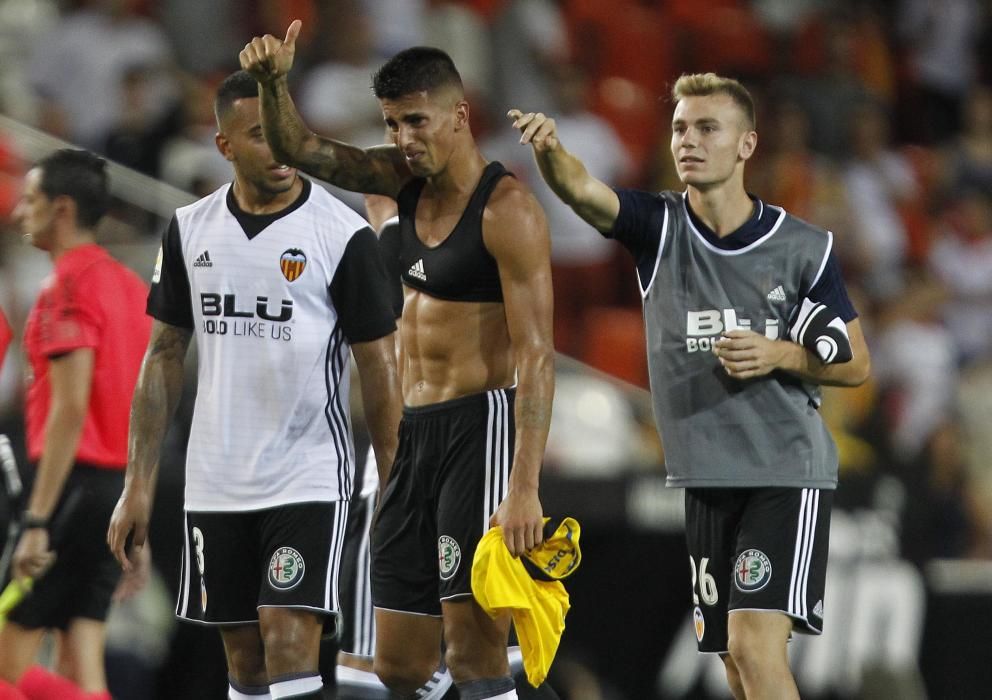 Joao Cancelo se despide de Mestalla entre lágrimas