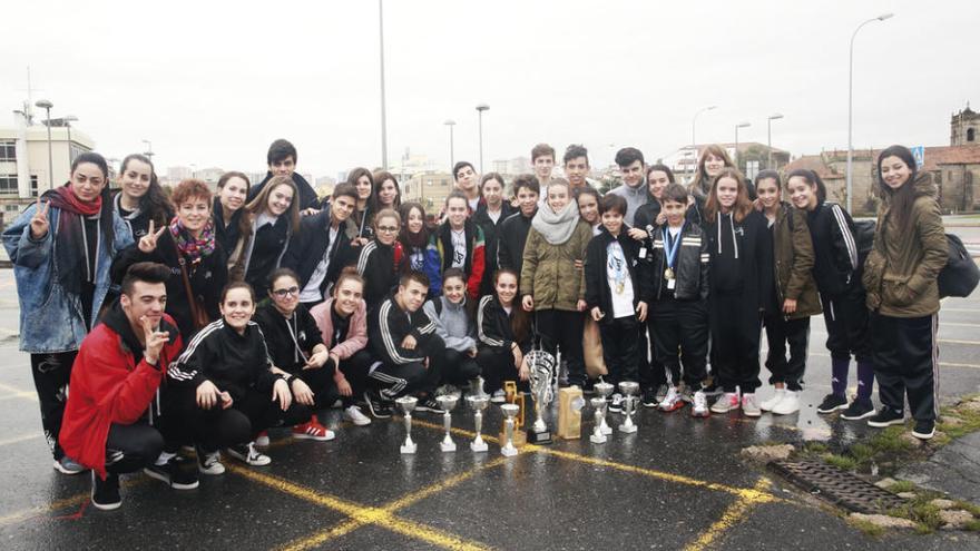 Los bailarines y profesores, ayer, a su llegada a Vigo.