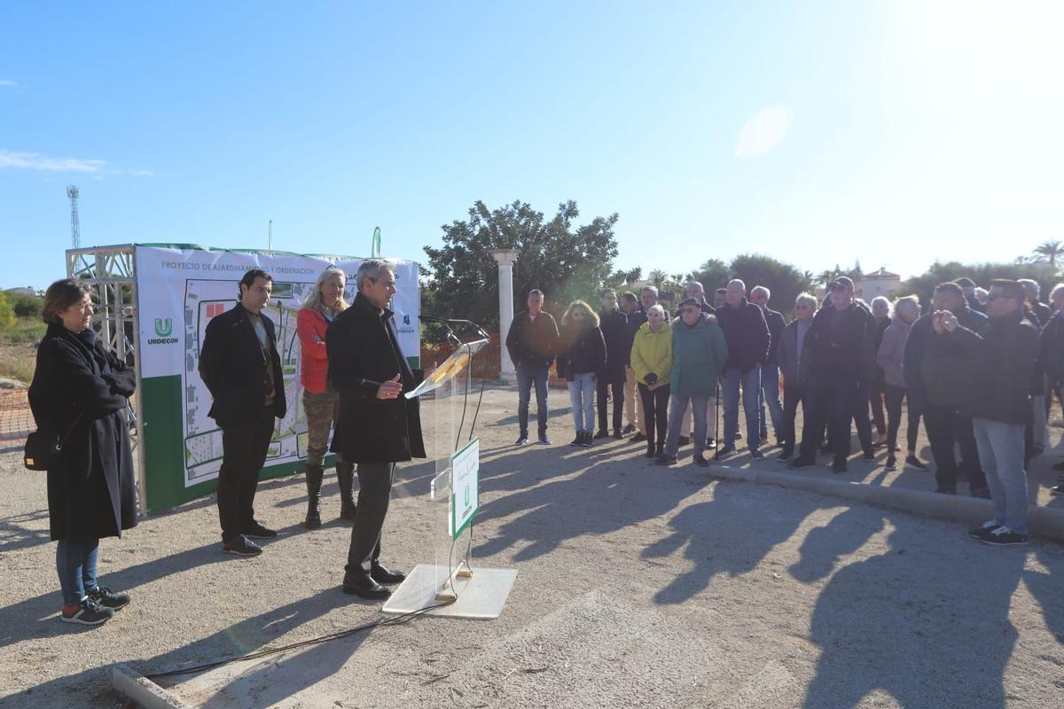 Un momento de la intervención del responsable de la empresa y el proyectista ante los vecinos de San Luis