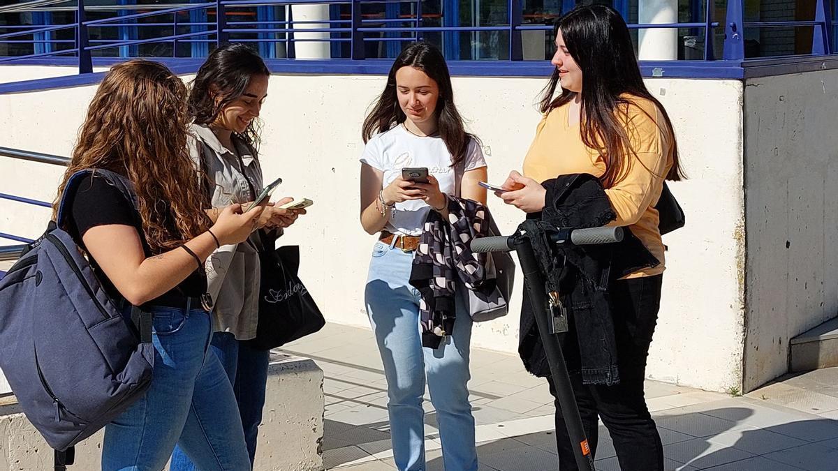 Estudiantes de la UJI votando online en las elecciones al rectorado