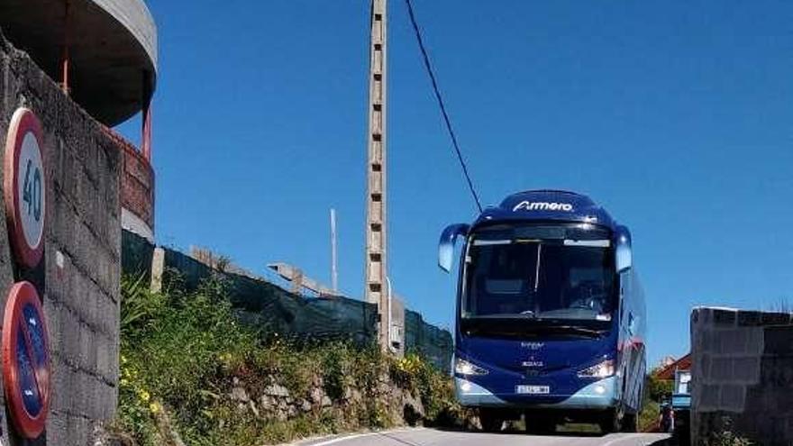 El autobús con turistas implicado en el atasco de Donón. // FdV