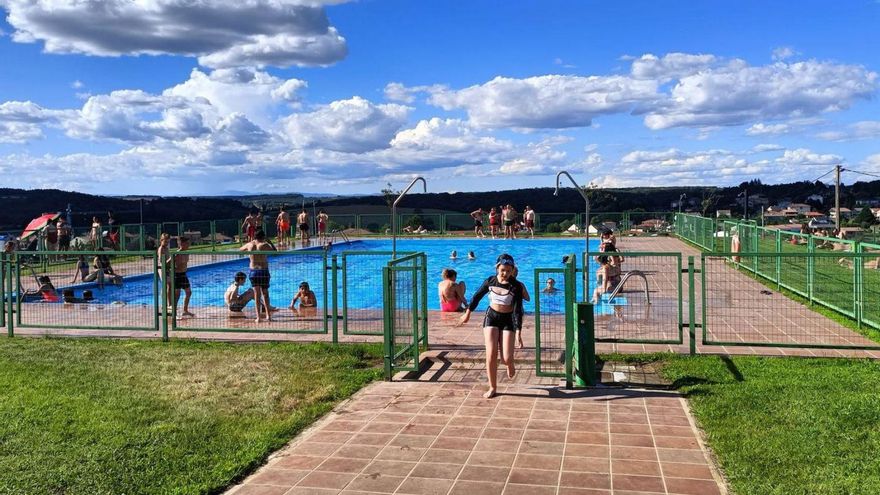 En la imagen superior, vecinos en la piscina en un verano anterior. A la izquierda, setas de la zona. | Ch. S.