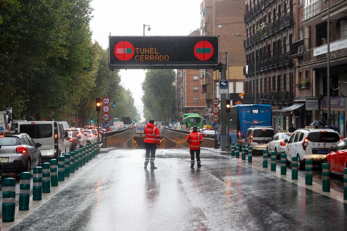 MADRID, 04/09/2023.- Túnel de Santa María de la Cabeza en Madrid cortado por las fuertes lluvias, este lunes. Las lluvias de esta noche en Madrid por el paso de la DANA está provocando graves problemas para el tránsito y los desplazamientos a estas horas del lunes. Según informa el Centro de Emergencias de la Comunidad de Madrid, debido a la intervención de los equipos de emergencia en el túnel de Calle 30 sentido A-4 han sido cortadas las salidas hacia A-42, la Avenida del y Santa María de la Cabeza. EFE/ Juan Carlos Hidalgo