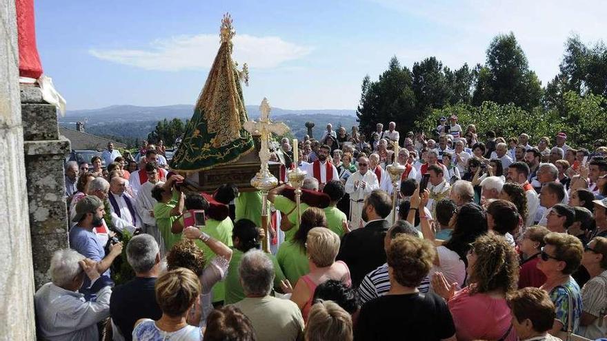 Público asistente a la procesión de la Virgen tras la apertura de la Puerta Santa en julio. // Bernabé/Javier Lalín