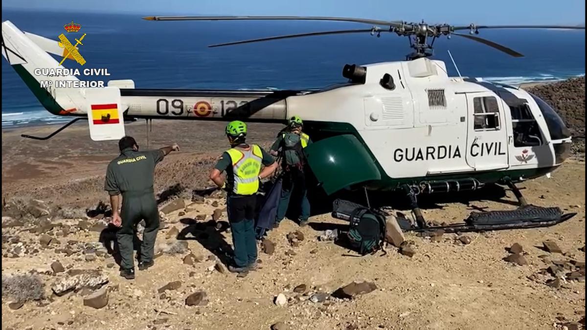 La Guardia Civil recupera y traslada unos restos humanos localizados en un barranco de Fuerteventura