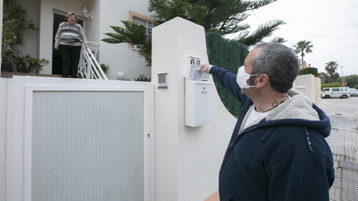 Un joven deja una mascarilla en una vivienda de Gandia.