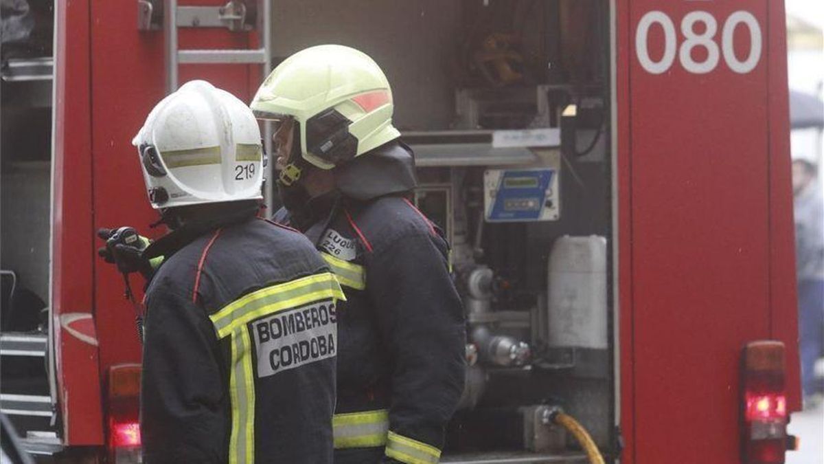 Foto de archivo de los bomberos de Córdoba actuando en un incendio.
