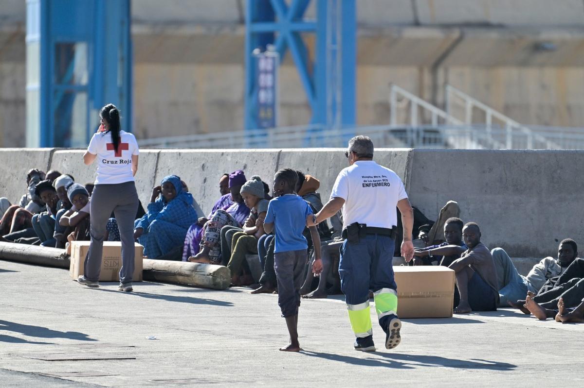 Un enfermero acompaña a un menor migrante llegado a El Hierro.