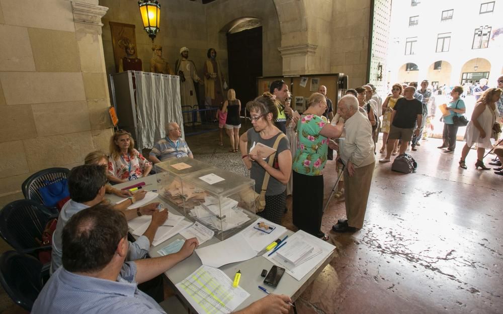 Los alicantinos acuden a votar el 26J