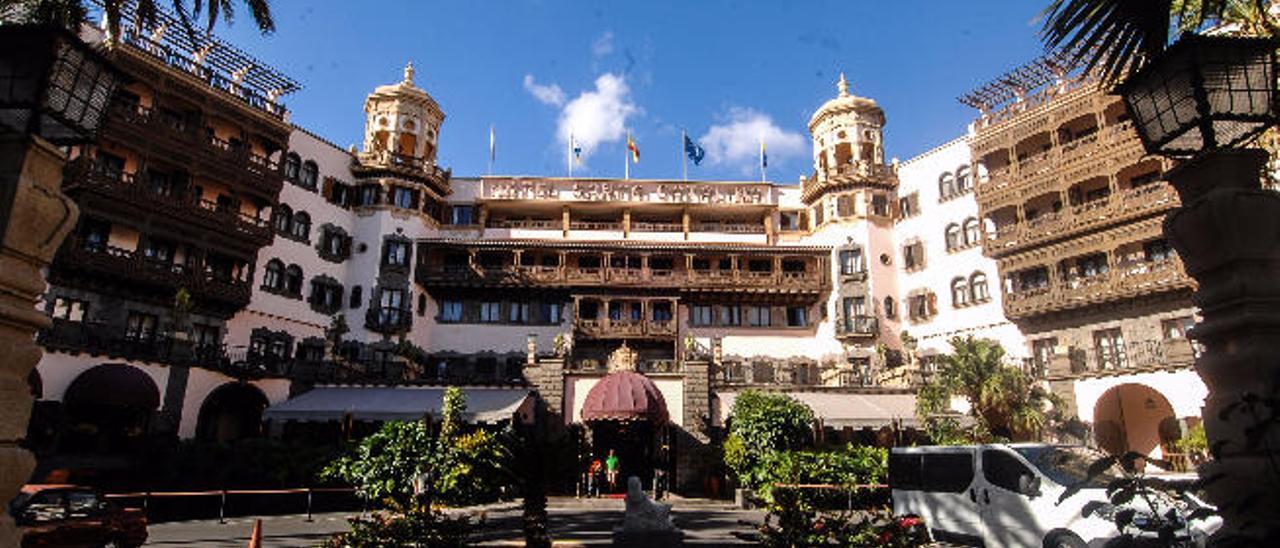 Fachada del hotel Santa Catalina, que forma parte del conjunto del Pueblo Canario.