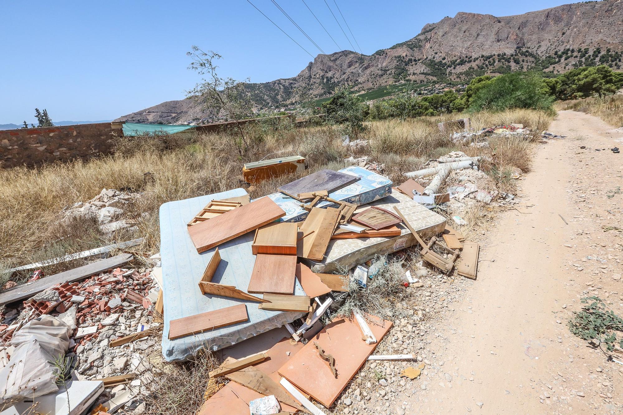 Un cementerio de escombros, enseres y basura en Orihuela