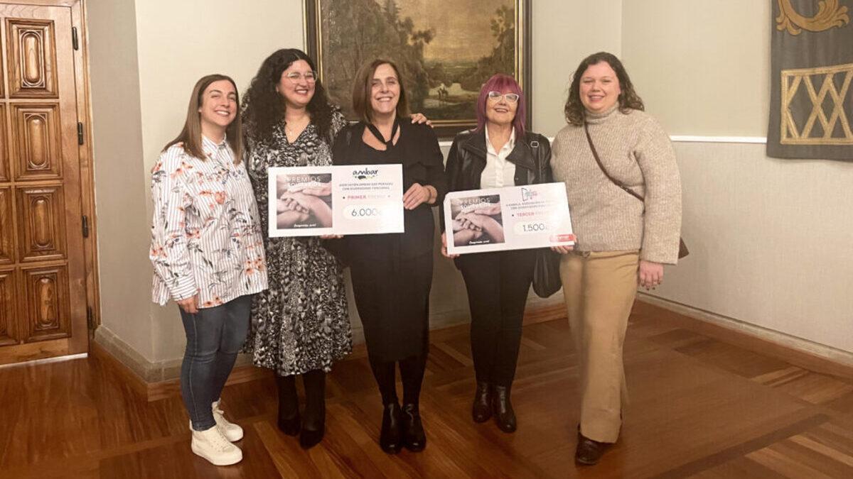Profesionales de Ambar y A Xanela (otra de las entidades galardonadas) en la Gala de Premios Cenor