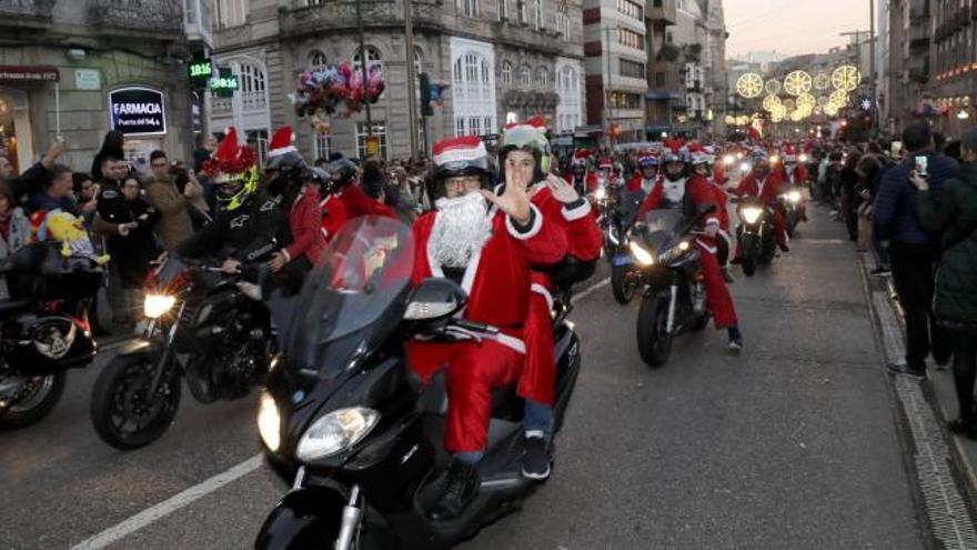 La Papanoelada motera de Vigo tiñe de rojo Navidad el centro