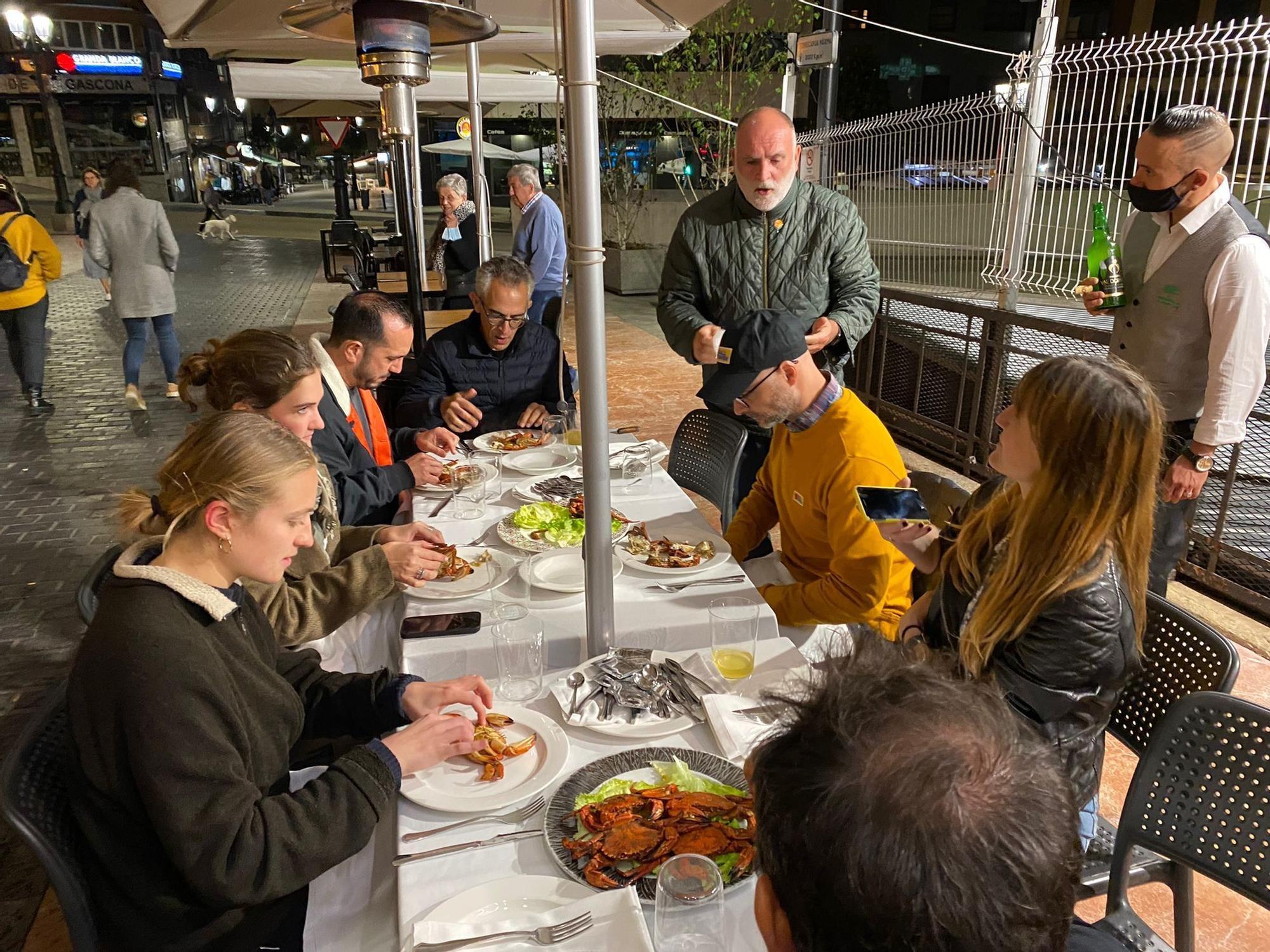 José de Andrés, cenando con familia y amigos en Gascona, en Oviedo.