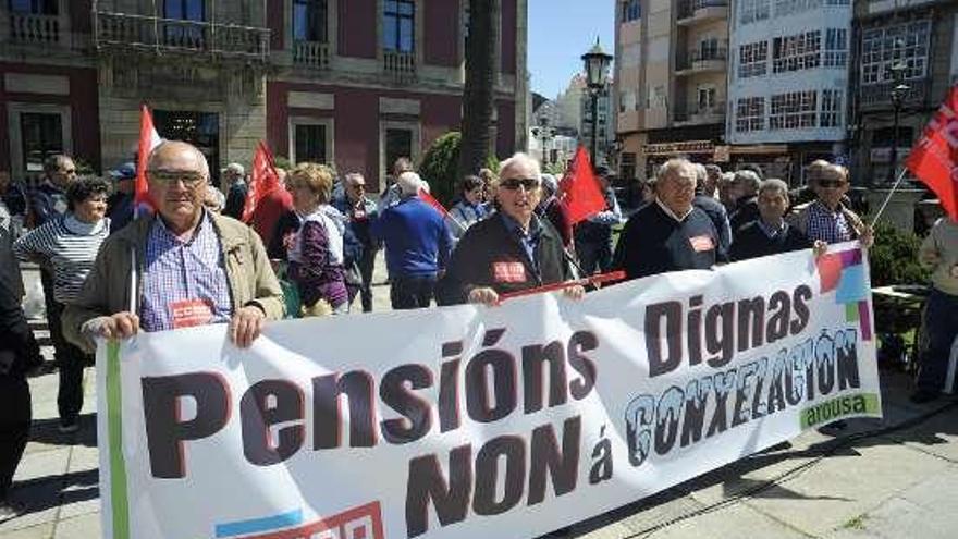 La concentración de pensionistas de CC OO y UGT. // Iñaki Abella