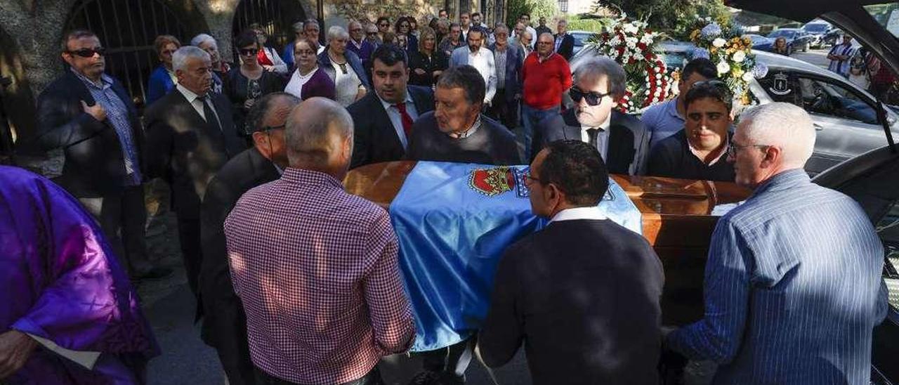 Llegada del féretro con los restos de Juan Bode, ayer, a la iglesia de Tiñana.