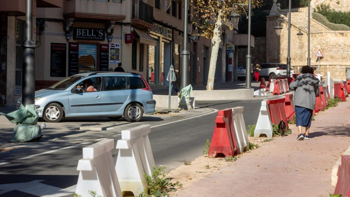 Vehículos mal estacionados en una zona donde se ha eliminado el aparcamiento público.