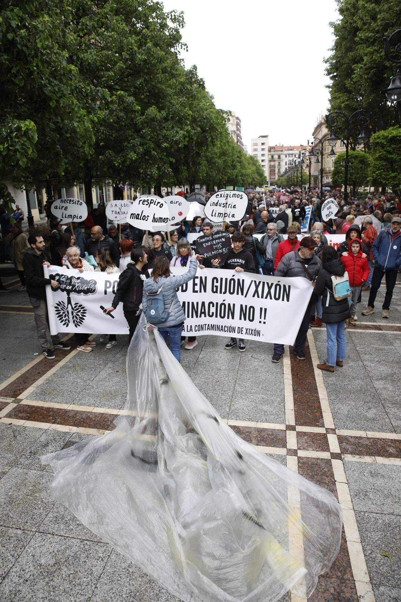 Así fue la gran manifestación contra la contaminación por las calles de Gijón (en imágenes)