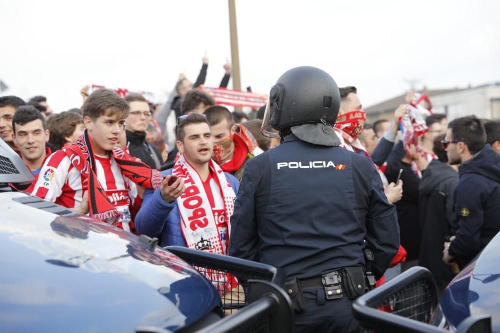 El partidazo de Asturias: La afición abarrota los alrededores de El Molinón