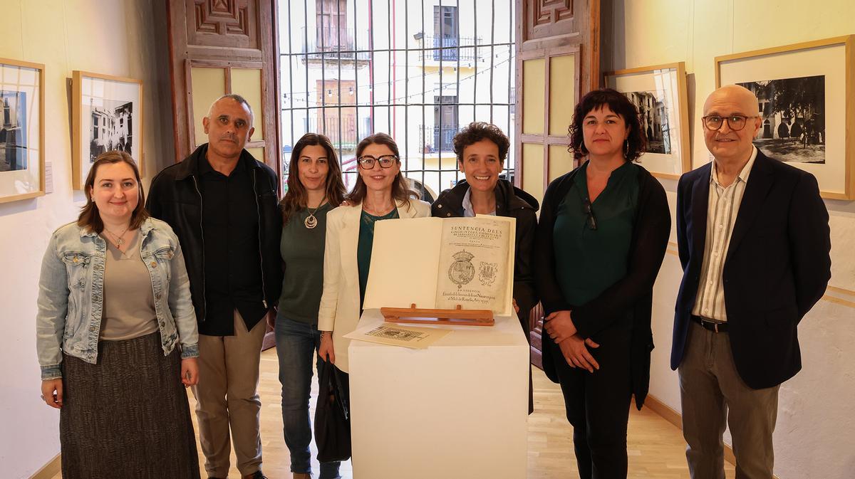 Foto de familia de la presentación del libro en la Torre de la Presó.