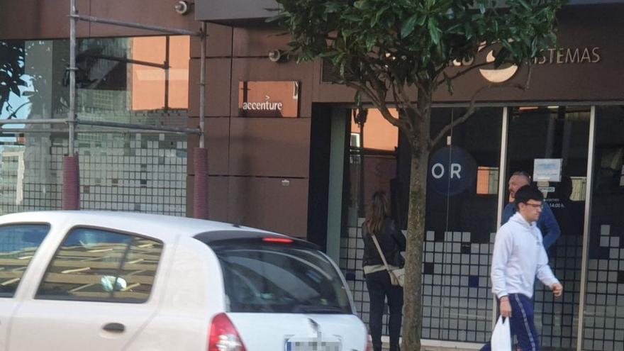 Las manchas de sangre señaladas ayer sobre la calzada de la calle González Besada con pintura fluorescente.