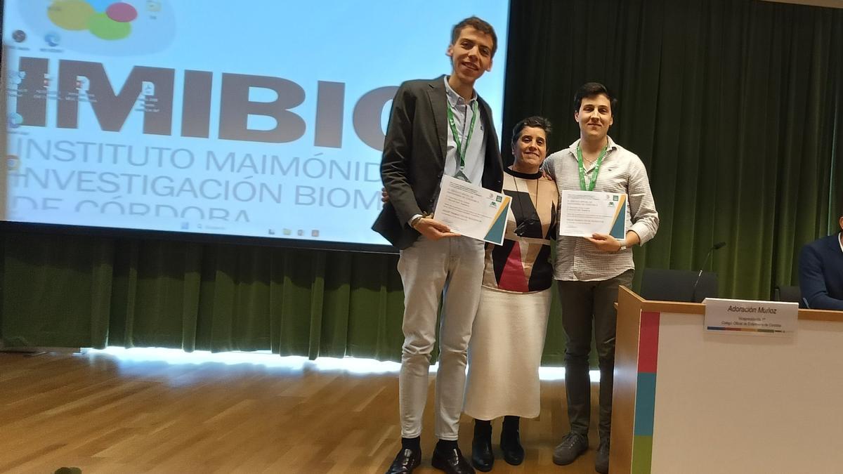 Los enfermeros premiados por el Colegio de Enfermería, Manuel Jaén y Francisco Ariza, junto con la presidenta en funciones de este colegio, Adoración Muñoz.