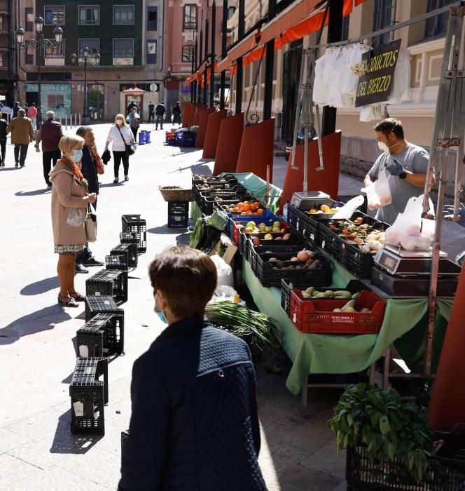 Vuelta del mercado dominical de abastos en Mieres