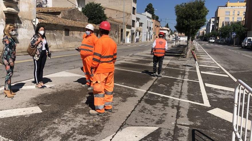 La alcaldesa, Merche Galí, y la concejala de Territorio, Carmina Martinavarro, comprobaron este lunes el inicio de los trabajos en el vial San Jaime de Almassora