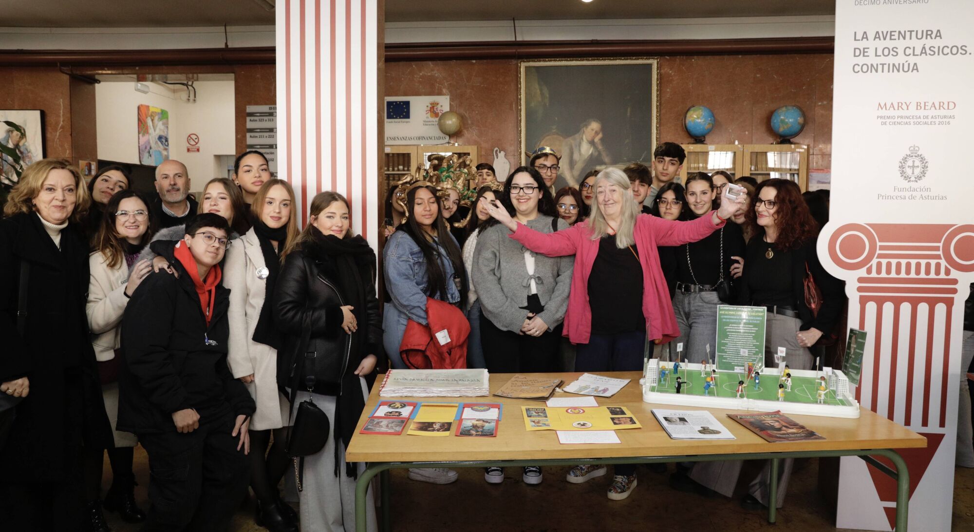 EN IMÁGENES: La "amazona" Mary Beard fascinada en su encuentro con estudiantes en Gijón: "A Nerón le habrían encantado las redes sociales"