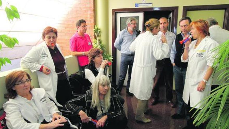 Sanitarios de Zamora Norte y Zamora Sur, encerrados en la Gerencia de Atención Primaria, ayer.