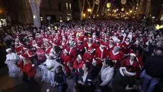 Una invasión de Papás Noel bailarines toma el paseo del Born en Palma